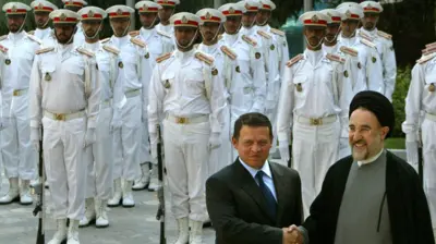 الملك الأردني عبد الله الثاني (يسار) يصافح الرئيس الإيراني محمد خاتمي (يمين) أمام حرس الشرف لدى وصوله إلى طهران، 2 سبتمبر/أيلول 2003.