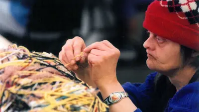 Judith Scott, concentrada, trabajando