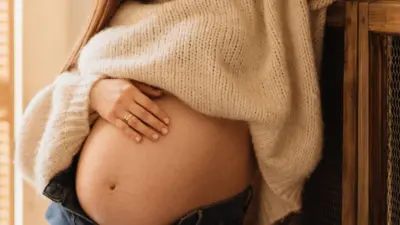 Mulher grávida mostra sua barriga