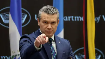 Sekretarz obrony USA Pete Hegseth przemawia podczas inauguracyjnej konferencji Americas Counter Cartel Conference w Kwaterze Głównej Dowództwa Południowego USA, 5 marca 2026 roku w Doral na Florydzie. Ma na sobie niebieski garnitur, białą koszulę i krawat w niebiesko-zielone paski, wskazując palcem wskazującym prosto w kamerę.