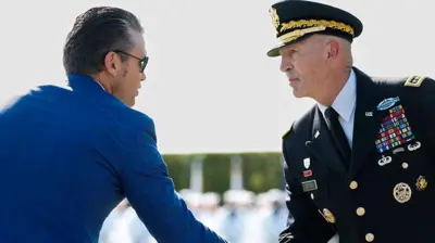 Pete Hegseth junto a Randy George en una imagen de 2025.