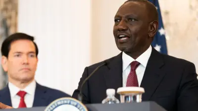 Perezida wa Kenya William Ruto (iburyo) wambaye ikoti ry’umukara, ishati y’umweru na karuvati itukura,  iruhande rwe hari Umunyamabanga wa Leta wa Amerika Marco Rubio (ibumoso) yambaye ikoti ry’ubururu bwijimye na karuvati y'umutuku