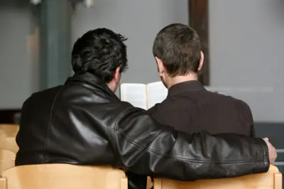 Casal gay em igreja