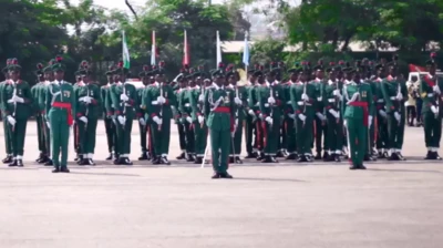 Awọn ọmogun Naijiria wọ aṣọ ologun ati fila