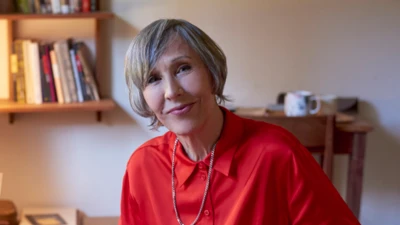 A escritora argentina Laura Ramos em seu escritório