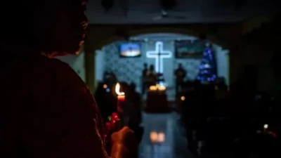Foto ilustrasi dari siluet seorang pria di dalam gereja.