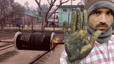 मांझा बनाने वाले सलीम का कहना है कि वह यह काम मजबूरी में कर रहे हैं