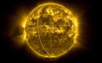 Imagem do Sol com aparência dourada com explosões e círculos de gás visíveis na superfície