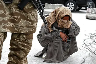 مادر عارف خان، یکی از قربانیان حمله به درمانگاه ترک اعتیاد، در مراسم تشییع جنازه دسته‌جمعی کشته شدگان در مسجد عیدگاه کابل که روز ۲۶ مارچ برگزار شد، شرکت کرد