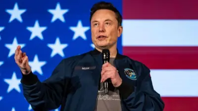 Elon Musk, um homem brancoapostar nas loterias onlinemeia idade e cabelo curto,apostar nas loterias onlinefrente a uma bandeira dos EUA