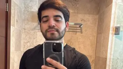César Gastélum tira uma selfie em frente a um espelho