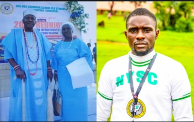 Ọba Simeon wọ agbádá olómi aro, òun àti olorì, wọ́n wọ ìlẹ̀kẹ̀ sọ́rùn lápá òsì, ọmọ wọn Olaolu wọ aṣọ àgùnbánirọ̀ lápá ọ̀tún, ó ń wo ẹ̀rọ ayàwòrán.