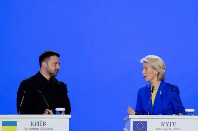 Еврокомиссиянын төрайымы Урсула фон дер Ляйен менен Украинанын президенти Владимир Зеленский 