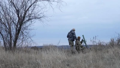 دو سرباز در کنار خمپاره‌انداز