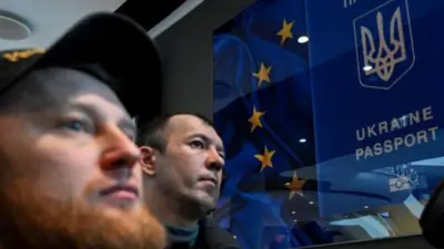 Украинские мужчины в очереди за паспортами в Варшаве