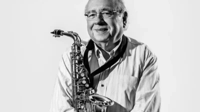 Luis Fernando Verissimo com saxofone