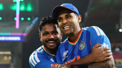 संजू सैमसन (बाएं) हंसते हुए भारत के कप्तान सूर्यकुमार यादव को गले लगाते हुए