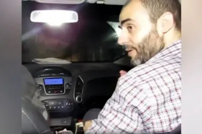 Homem dentro de carro, no banco do carona 