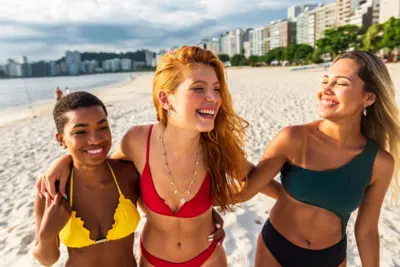 Mulheres de biquíni em praia no Brasil