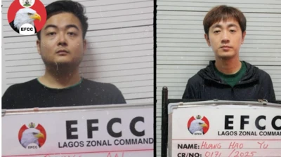 Awon afurasi mejeeji gbe akọle EFCC lọwọ