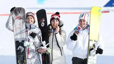 Snowboard kadınlar büyük slalomda altın madalyayı kazanan Çekyalı Zuzana Maderova, gümüş madalyayı kazanan Avusturyalı Sabine Payer ve bronz madalyayı kazanan İtalyan Lucia Dalmasso törende madalyalarını tutmuş, kameralara gülümsüyor