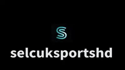 Selcuksportshd yazısı siayh fonda beyaz, tepede S logosu var. 