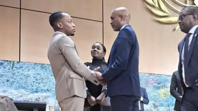 Rèmy Amahirwa aganira na Minisitiri Emmanuel Ugirashebuja hagati yabo hari Doris Picard ukuriye ikigo cy'imiyoborere cy'u Rwanda