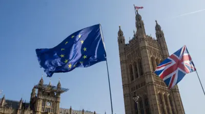 پرچم اتحادیه اروپا (EU) در کنار پرچم اتحادیه بریتانیا، در اهتزاز است