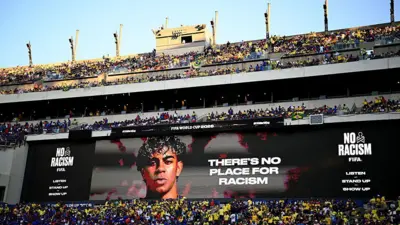 Vista de estádio com o telão mostrando uma mensagem contra o racismo durante o jogo Brasil x Haiti, pela fase de grupos da Copa do Mundo de 2026 no Estádio da Filadélfia (Pensilvânia, Estados Unidos)
