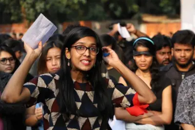 ઉન્નાવ રેપ કેસ, કુલદીપસિંહ સેંગર, જનમટીપની સજા, દિલ્હી હાઇકોર્ટ દ્વારા સજા મોકૂફી, ઉન્નાવ રેપ કેસના વિરોધપ્રદર્શન, બીબીસી ગુજરાતી