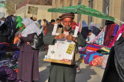 در تصویر مردی در حال فروش سیگرت دیده می‌شود. 