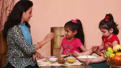 जब बच्चों को ज़्यादा भूख लगी हो तो शुरू में सब्ज़ियाँ खिलाना ज़्यादा आसान है (सांकेतिक तस्वीर)