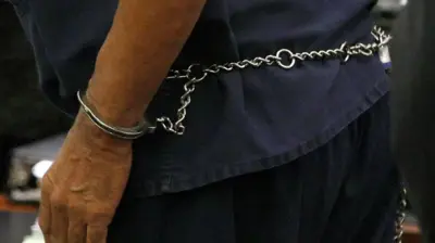 Ọwọ ti wọn so ṣẹkẹṣẹkẹ mọ sẹyin