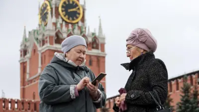 Две пожилые женщины на фоне Кремля