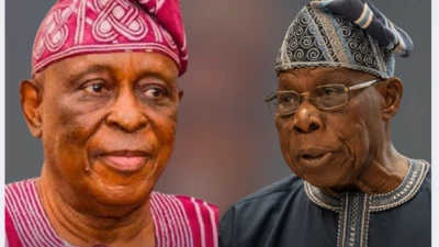 Olusegun Osoba wọ aṣọ pupa, Obasanjo wọ aṣọ dudu, o wọ igo oju
