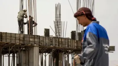 تصویر چند کارگر افغان که در ایران مشغول کار در یک ساختمان هستند