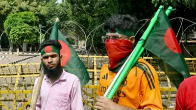 ১৫ই অগাস্ট ঢাকায় ধানমন্ডি ৩২ নম্বরের সামনে ছাত্রদের পাহারা