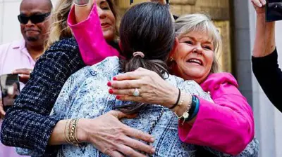 लॉस एंजेलिस में जूरी के फ़ैसले के बाद जश्न मनाते लोग