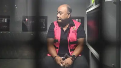 Mantan Kepala Badan Gizi Nasional (BGN), Dadan Hindayana, berada di dalam mobil tahanan di Kejaksaan Agung, Jakarta, Rabu (03/06). 