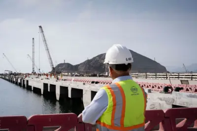 Un operario observa los trabajos de construcción del puerto de Chancay. 