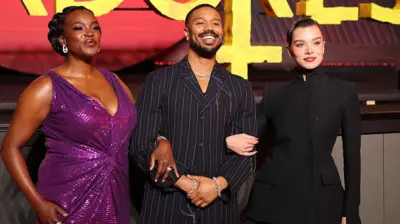Algunos de los actores de la película: Wunmi Mosaku (izq.), Michael B. Jordan y Hailee Steinfeld.