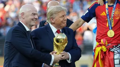 FIFA Başkanı Gianni Infantino ve ABD Başkanı Donald Trump, ellerinde Dünya Kupası'nı tutarak yürüyor.
