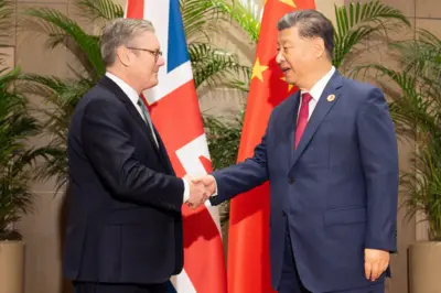 基尔·斯塔默与习近平握手