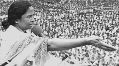 अगस्त 1997 की इस तस्वीर में ममता कोलकाता में ऑल इंडिया कांग्रेस कमेटी के सत्र को संबोधित कर रही हैं. ममता तब कांग्रेस यूथ विंग की अध्यक्ष थीं.