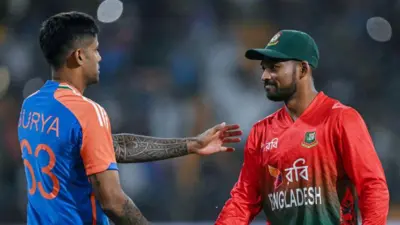 भारत के कप्तान सूर्यकुमार यादव ने 6 अक्तूबर 2024 को ग्वालियर के श्रीमंत माधवराव सिंधिया क्रिकेट स्टेडियम में भारत और बांग्लादेश के बीच खेले गए पहले टी20 क्रिकेट मैच के अंत में बांग्लादेश के कप्तान नज़मुल हुसैन शांतो (दाएं) से हाथ मिलाया.