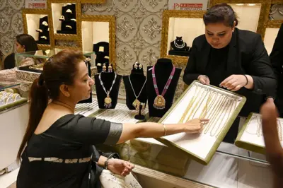 Bir kişi, 21 Mayıs 2026’da Hindistan’ın Cammu ve Keşmir bölgesindeki Srinagar’da düzenlenen bir mücevher fuarında altın kolye ve küpeleri inceliyor. 2025. 