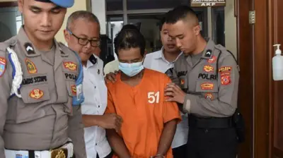 Polisi menggiring Tarsum tersangka kasus pembunuhan mutilasi saat menjalani pemeriksaan kejiwaan di Makopolres Ciamis, Jawa Barat, Senin (6/5/2024).