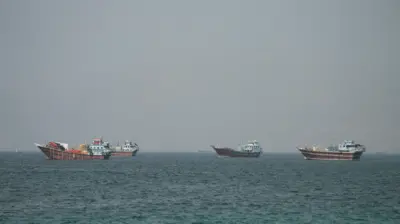 نمای چهار قایق بزرگ از خاک عمان که در حال عبور از تنگه هرمز هستند