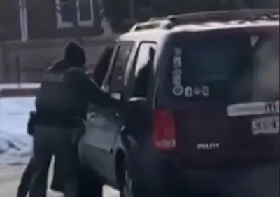 Dois policiais próximos de um carro