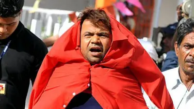 تصویر راجپال یاداو از صحنه یکی از فلم‌هایش . او یک پیراهن سرخ را به سرخ انداخته است. 